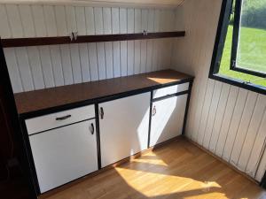 eine Küche in einem Minihaus mit einer Theke in der Unterkunft The Crows Nest in Hirtshals