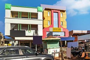 a car parked in front of a colorful building at Hotel O SS in Chandrapur +21 photos