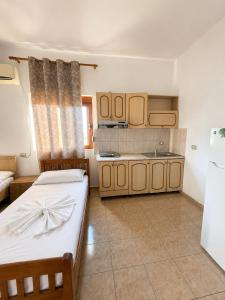 a kitchen with two beds in a room at Tale Breeze Apartments in Tale