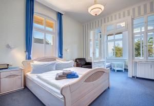 
Ein Bett oder Betten in einem Zimmer der Unterkunft Hotel Villa Seeschlößchen
