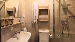 a bathroom with a toilet and a sink and a shower at StepHouse Pamplona in Pamplona +8 photos