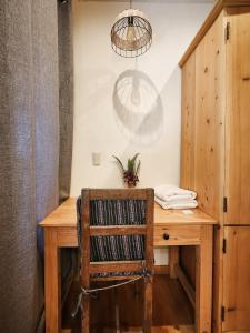 a wooden desk with a chair in a room at Bambu Guest House in Tzununá +42 photos