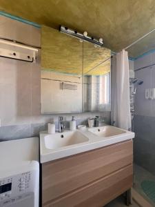 ein Badezimmer mit Waschbecken und Waschmaschine in der Unterkunft Rafina suits in Rafina + 35 Fotos