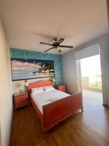 ein Schlafzimmer mit Bett und Deckenventilator in der Unterkunft Rafina suits in Rafina