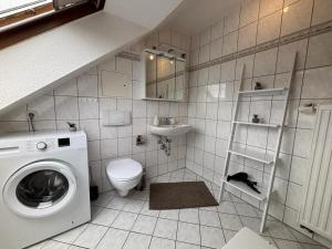 a bathroom with a washing machine and a sink at Helles Maisonette Apartment, Balkon, all-in 5G in Gera +17 photos