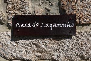 a sign on the side of a stone wall at Casas Serranas in Gouveia