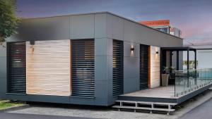 a modern house with a glass facade at Chalet du calme Augsburg in Augsburg