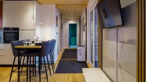a kitchen and dining room with a table and chairs at Chalet du calme Augsburg in Augsburg