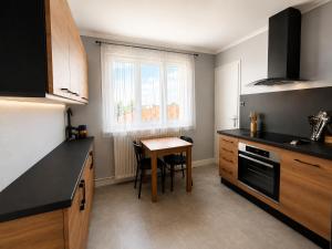 a kitchen with a small table and a window at Le Panorama Chic 4prs-Parking in Bourg-en-Bresse