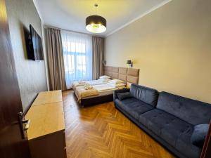 a living room with a couch and a bed at HL Łebski Apartamenty in Łeba