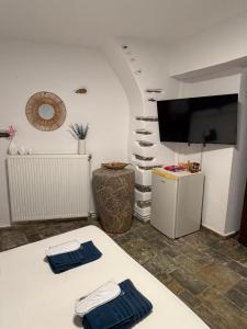 a living room with a television and two blue towels at Dukes place in Mestá