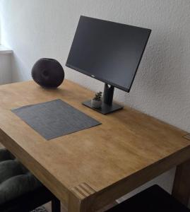 a desk with a computer monitor on top of it at Stylische Flat1 mit französischem Balkon1 all-in 5G in Gera