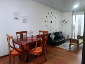 a living room with a table and chairs and a couch at Apartamento Victoria B in Ríohacha