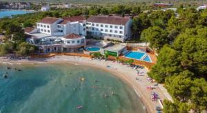 an aerial view of a beach with people in the water at MOBILE HOME Nikol in Pirovac