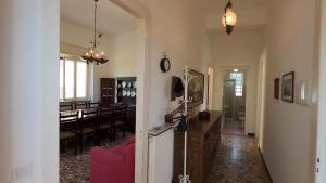 a living room with a red couch and a dining room at Casa Picarol Monferrato in Bergamasco