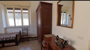 a bedroom with a sink and a mirror and a bed at Casa Picarol Monferrato in Bergamasco