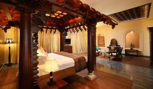 um quarto com uma cama de dossel num quarto em Ginger House Museum Hotel em Cochin