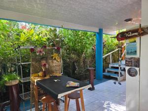a patio with a table and some plants at Cabinas del Mar in Sámara
