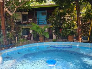 a swimming pool in the middle of a yard with a house at Cabinas del Mar in Sámara +66 photos