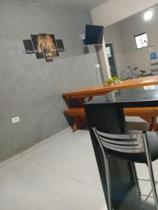a desk and a chair in a room at Quarto em edícula com banheiro espaço privativo in Foz do Iguaçu