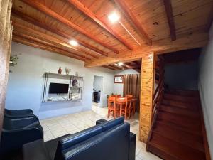 a living room with a couch and a table at Alojamiento Matheo in El Soberbio
