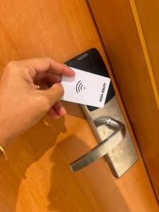 a hand is holding a box on a door at UMARI Reserva Hotel in Marituba