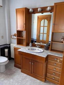 a bathroom with a sink and a toilet at Cumbre- chalet con piscina cubierta y vistas al mar en Sada in Sada +47 photos