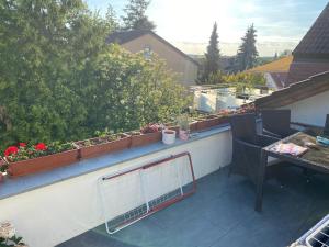 a balcony with potted plants and a table on it at Zimmer heilbronn in Heilbronn