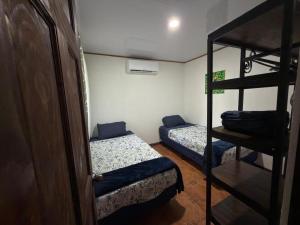 a room with two bunk beds and a ladder at Mi rinconcito en Liberia in Liberia