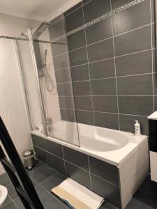 a bathroom with a bath tub and a shower at Vacaciones en el paraíso in Lagoa