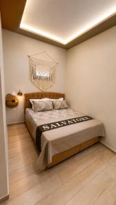 ein Schlafzimmer mit einem Bett und einem Kronleuchter in der Unterkunft Salvatore in Sykia
