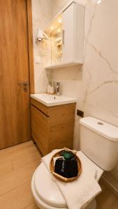 ein weißes Badezimmer mit Toilette und Waschbecken in der Unterkunft Salvatore in Sykia + 9 Fotos