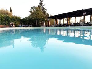 a large swimming pool with blue water at La Bellavista Toscana in Certaldo