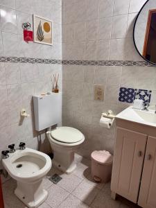 a bathroom with a toilet and a sink at Loft Helena - acogedor, completo y céntrico in Jesús María +21 photos