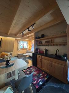 eine Küche und ein Wohnzimmer mit einem Tisch und einem Sofa in der Unterkunft Bustryk 33 in Bustryk