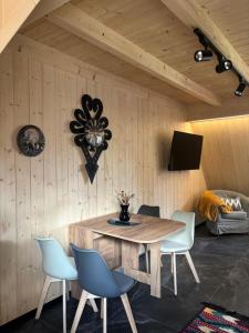 ein Esszimmer mit einem Holztisch und Stühlen in der Unterkunft Bustryk 33 in Bustryk
