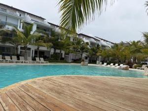 a swimming pool in front of a hotel at Estrella Garden Condos con Vista a la piscina in San Rafael del Yuma