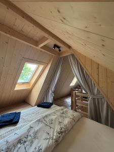 ein Schlafzimmer mit einem Bett auf dem Dachboden in der Unterkunft Bustryk 33 in Bustryk