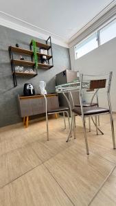 a room with a desk and a table and chairs at Espaço Primavera in Pouso Alegre