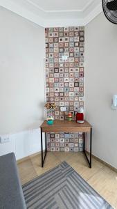 a room with a table with a wall of photos at Espaço Primavera in Pouso Alegre