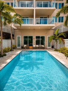 an image of a swimming pool in front of a building at Oasis on Monroe Aparthotel in Hollywood