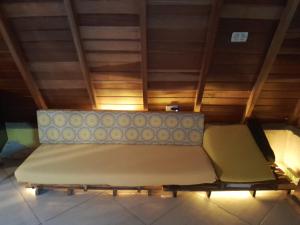 a couch sitting in the middle of a room at chalé alpino in Saquarema +2 photos