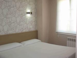 מיטה או מיטות בחדר ב-Hostal Valadares