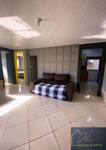 a living room with a couch in a room at 10 - Casa completa com piscina, Wi-Fi e Garagem in São Leopoldo
