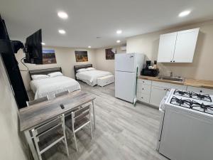 a kitchen with two beds and a kitchen with a refrigerator at Alpine Adventures Inn in Alpine