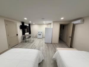 a bedroom with two beds and a kitchen with a table at Alpine Adventures Inn in Alpine +8 photos