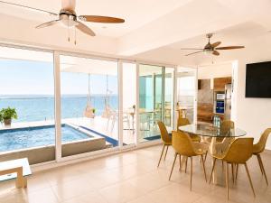 a dining room with a view of the ocean at Resort Playa Azul Departamentos Frente al Mar in Tonsupa