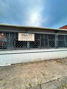 a sign on the side of a building at M&A Hospedagem in Cruzeiro do Sul +12 photos