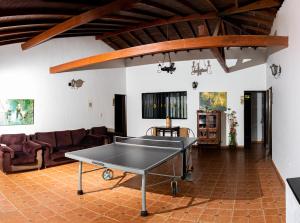 a ping pong table in the middle of a living room at Hotel para descanso con piscina in San Gil
