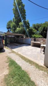 a patio with a picnic table and a building at Monoambiente La Falda in La Falda
